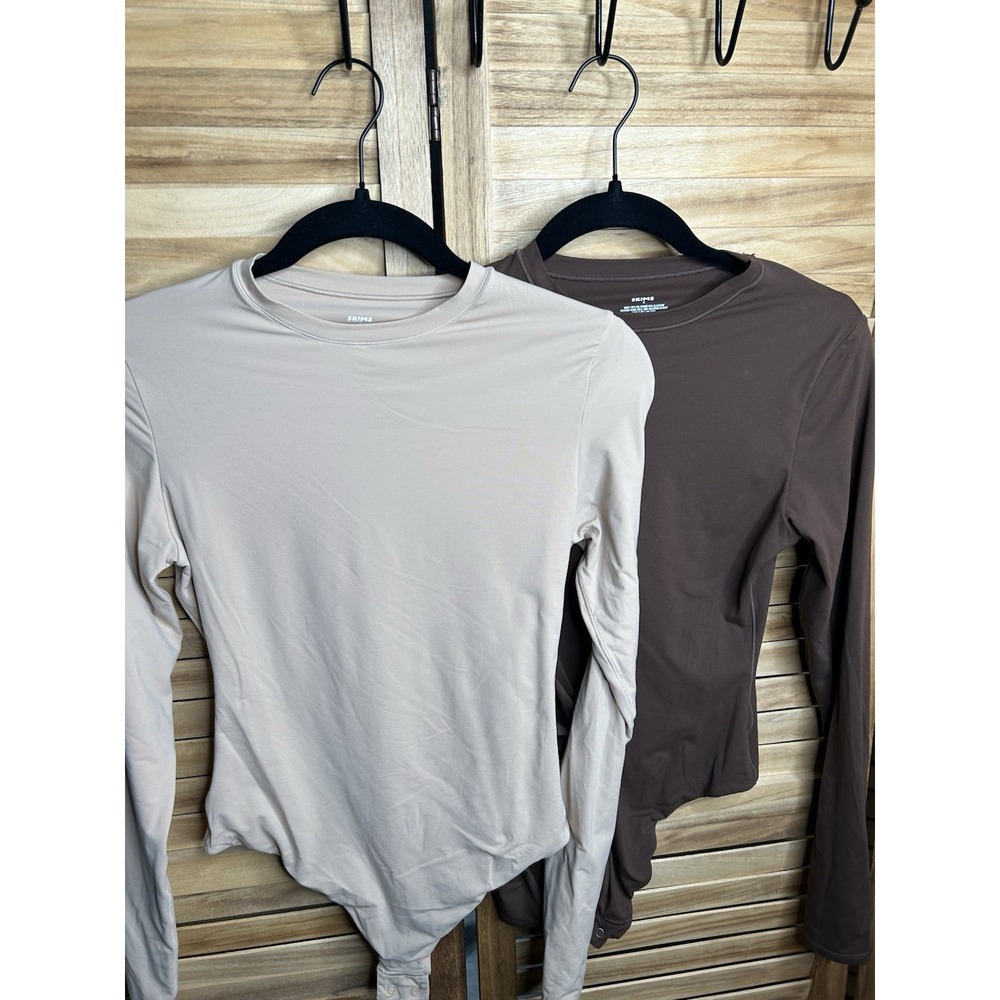 Skims Combo Of 2 LONG SLEEVE CREW NECK BODYSUIT Basics RP: $140 Beige And Cocoa